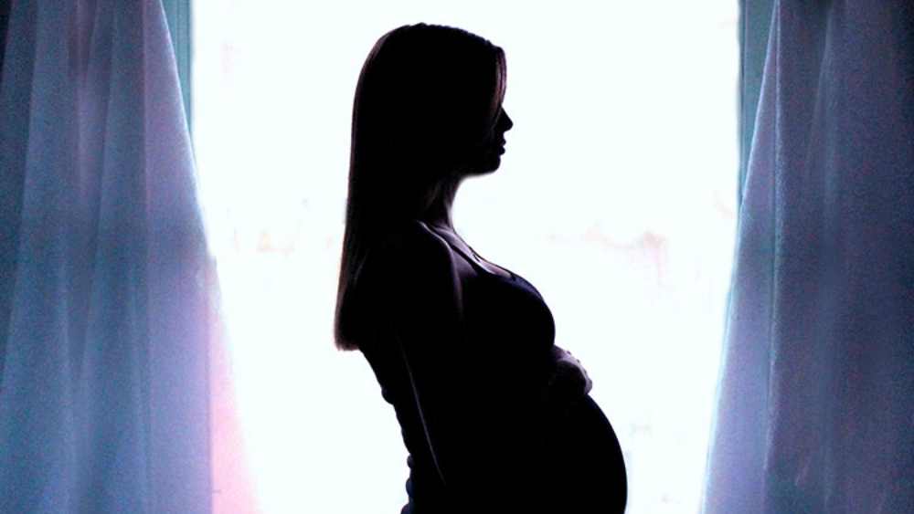 এর মধ্যেই খুশবু অন্তঃসত্ত্বাও হয়ে পড়েন। ২০১২ সালের মে মাসে বিয়ে হয়েছিল তাঁর। ২০১৩-র অগস্টে ছেলের জন্ম দেন তিনি। তখন তাঁর বয়স মাত্র ১৭।