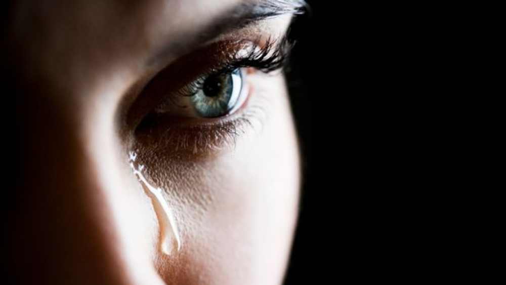 ১৮-এ তাঁর জীবনে আরও একটি ঘটনা ঘটে যায়। ছেলে হওয়ার পর মায়ের কাছে থাকছিলেন খুশবু। হঠাৎই খবর পান তাঁর স্বামী অন্যত্র বিয়ে করেছেন। সেই খবর খুশবু বা তাঁর পরিবারকে নিজে জানানোরও প্রয়োজন বোধ করেননি তিনি।