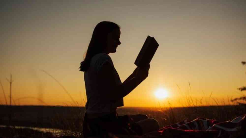 খুশবু বুঝতে পারেন, ছেলেকে মানুষ করতে হলে তাঁরও উন্নতির প্রয়োজন। তাই পড়াশোনা শুরু করেন।