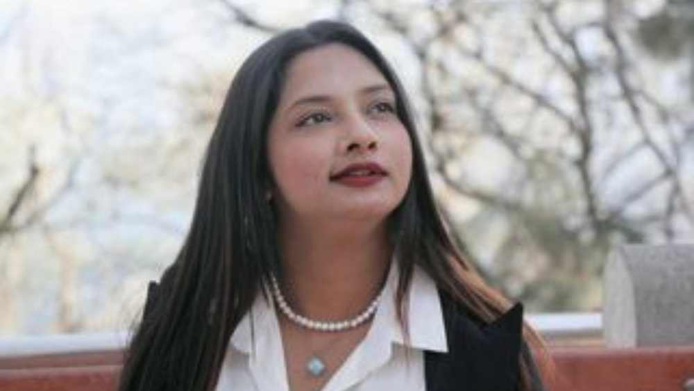 এর সঙ্গেই ছেলের খরচ চালানোর জন্য নানারকম কাজ করতে শুরু করেন। কয়েক জন বন্ধু প্রায় জোর করেই তাঁকে গ্রাফিক ডিজাইনিংয়ের একটি কোর্সে ভর্তি করিয়েছিলেন। সেই শিক্ষাই কাজে আসে। গ্রাফিক ডিজাইনের দক্ষতার জন্য একটি চাকরিও পেয়ে যান খুশবু।