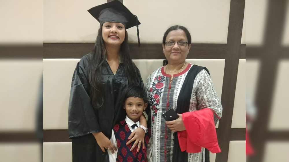 এখন অবশ্য তিনি একটি স্বেচ্ছাসেবী সংগঠনের হয়ে কাজ করছেন। স্নাতক হয়ে এ বার স্নাতকোত্তরের পড়াশোনা করছেন খুশবু।