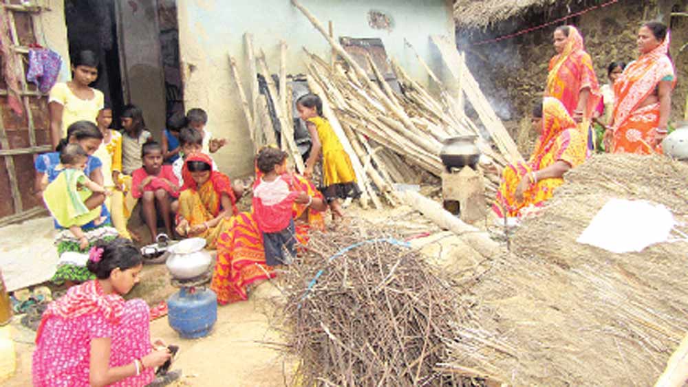 এ ভাবেই গাদাগাদি করে একটি বাড়িতে বাস করছে পাঁচটি পরিবার। 