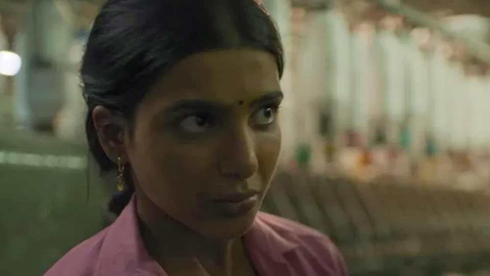 না। এর পর আর নিরীহ মুখের আড়ালে থাকার প্রয়োজন হয়নি। বরং চিত্রনাট্য যত এগিয়েছে তত আত্মবিশ্বাস ধরা পড়েছে তাঁর চোখেমুখে। স্বত্ত্বার লড়াইয়ে জীবন বাজি রাখতেও পিছপা হননি। তিনি ‘দ্য ফ্যামিলি ম্যান’-এর রাজি। পর্দার বাইরে যিনি সামান্থা আক্কিনেনি।