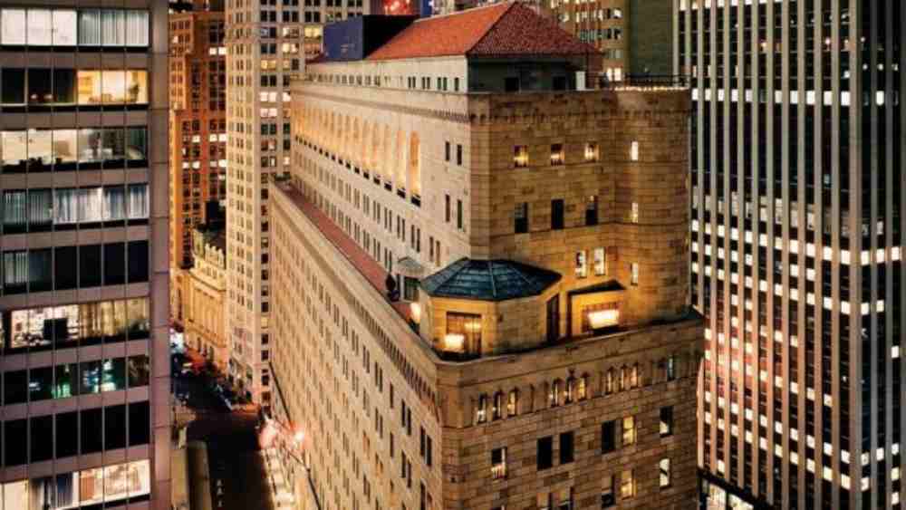 ব্যাঙ্কের নাম নিউ ইয়র্ক ফেডারেল রিজার্ভ। নিউ ইয়র্কের মূল শহুরে এলাকা ম্যানহাটনের অর্থনৈতিক জেলার মাঝামাঝি এর ঠিকানা। তবে সোনা রাখা হয় মাটির নীচে। 