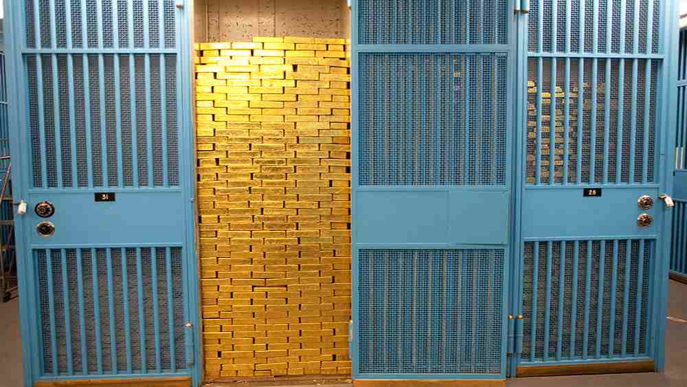 এক একটি ঘরে থরে থরে সাজানো থাকে ঝকঝকে সব সোনার বাট। যার এক একটির ওজন ২৭ পাউন্ড। মানে ১২ কেজি ২৪৭ গ্রাম। দাম কম করে ১.৬ লক্ষ মার্কিন ডলার। 