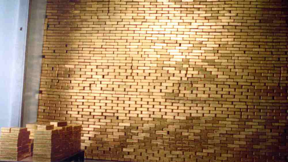 পৃথিবীতে এ পর্যন্ত যত সোনা খনি থেকে তোলা হয়েছে, তার ৫ শতাংশ এখন মজুত এই ব্যাঙ্কে। পরিমাণ কম করে আট হাজার টন।  