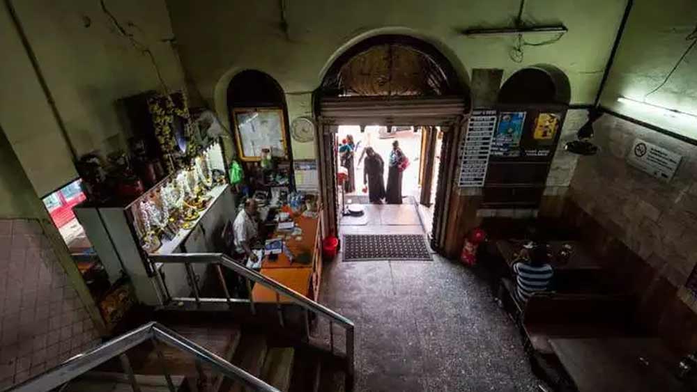 এই প্রতিবেদনে এমনই কিছু দেশীয় রেস্তোরাঁর সন্ধান রইল যা ১০০ বছরেরও বেশি পুরনো।