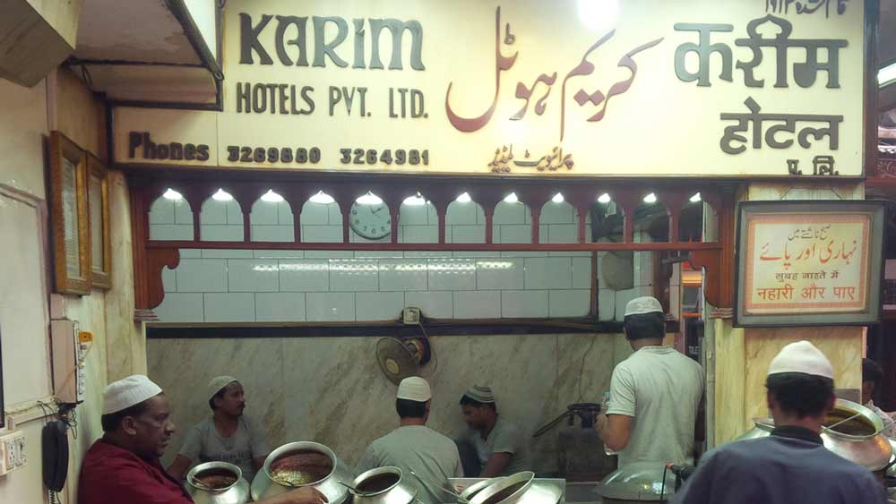 পুরনো দিল্লির জামা মসজিদের কাছে ঐতিহ্যশালী রেস্তোরাঁ করিম’স হোটেল। ১৯১৩ সালে প্রতিষ্ঠিত হয়। ২০২১-এর এপ্রিলে দিল্লির বাইরে পা রেখেছে রেস্তরাঁটি। বেঙ্গালুরুতেও একটি শাখা খুলেছে। বিভিন্ন ধরনের কাবাব, পোলাও, নান, মাংসের নানা পদ এখানে পাবেন। শেষ পাতে ক্ষীর বেনজির সত্যিই নজিরবিহীন।