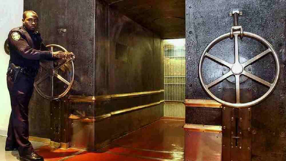 এই ব্যাঙ্কের নিরাপত্তা যে অত্যন্ত কড়া হবে সেটা অনুমান করাই যায়। রক্ষীদের নিজেরাই প্রশিক্ষণ দিয়ে তৈরি করে নিউ ইয়র্ক ফেডারেল রিজার্ভ। টানা এক বছর ধরে চলে প্রশিক্ষণ। হ্যান্ডগান, শটগান এবং রাইফেল চালনায় দক্ষতার সার্টিফিকেটও লাগে।