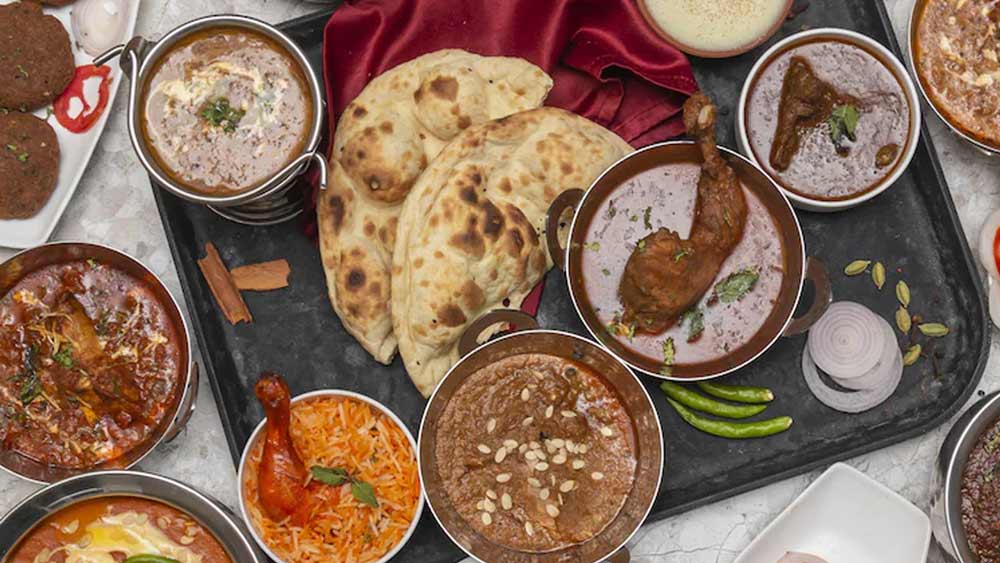 মুঘল সম্রাটের হেঁসেল সামলাতেন মহম্মদ আজিজ। তিনি ছিলেন প্রধান রাঁধুনি। তাঁরই বংশধরের রেস্তোরাঁ এটি। তাই রান্নার সঙ্গে ওতপ্রোত ভাবে জড়িয়ে রয়েছে শাহি ব্যাপারটা। শোনা যায়, বাহাদুর শাহ জাফরের মৃত্যুর পর মহম্মদ আজিজ দিল্লি ছেড়ে মেরঠ চলে যান। পরে সেখান থেকে গাজিয়াবাদে চলে যান।