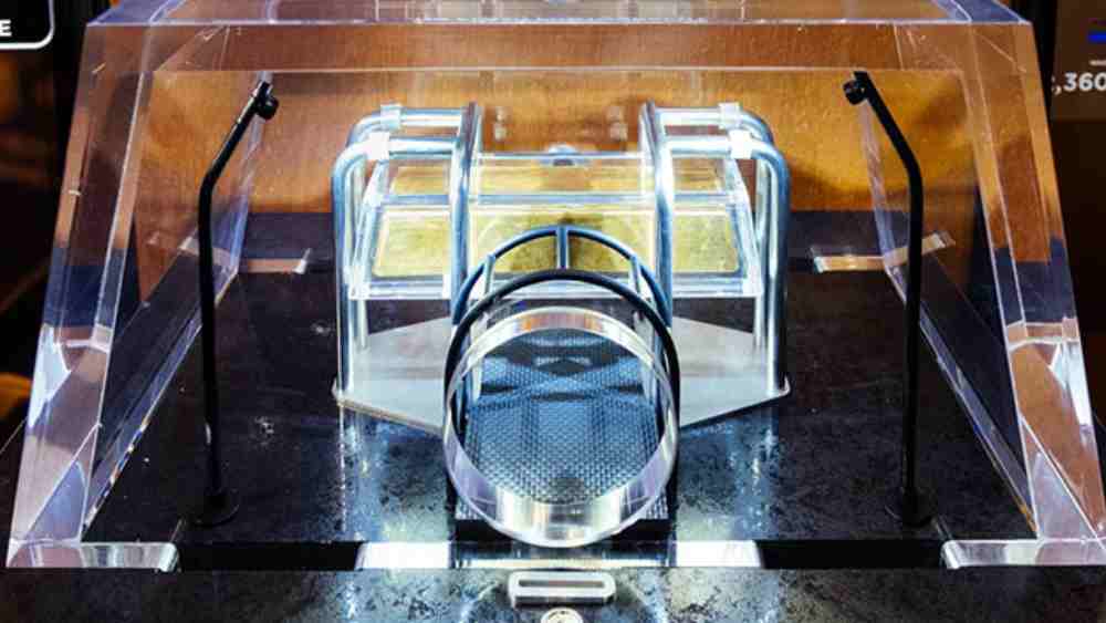 এ ছাড়া ক্যামেরা, অ্যালার্ম, তালা তো রয়েছেই। যা নিষ্ক্রিয় করার প্রক্রিয়া বেশ জটিল তো বটেই, কোনও এক জনের পক্ষে নিষ্ক্রিয় করা সম্ভবও নয়। কারণ নিষ্ক্রিয় করার সম্পূর্ণ পদ্ধতি জানা নেই কারও।