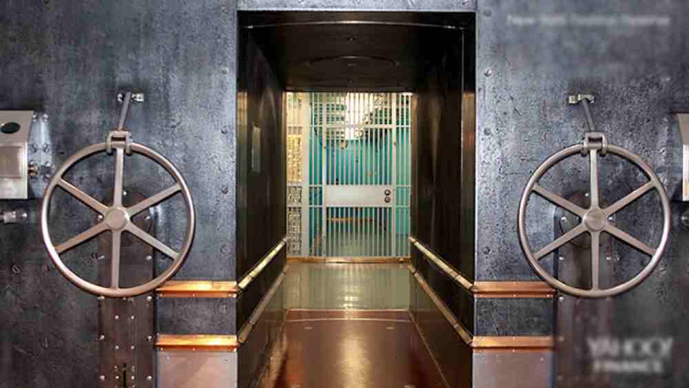 আর আছে ৯০ টনের একটি ইস্পাতের ঘুরন্ত সিলিন্ডার। সেই দরজা সিন্দুকের দরজার সঙ্গে মুখোমুখি মিললে তবেই ঢোকা যায় সিন্দুকে। 