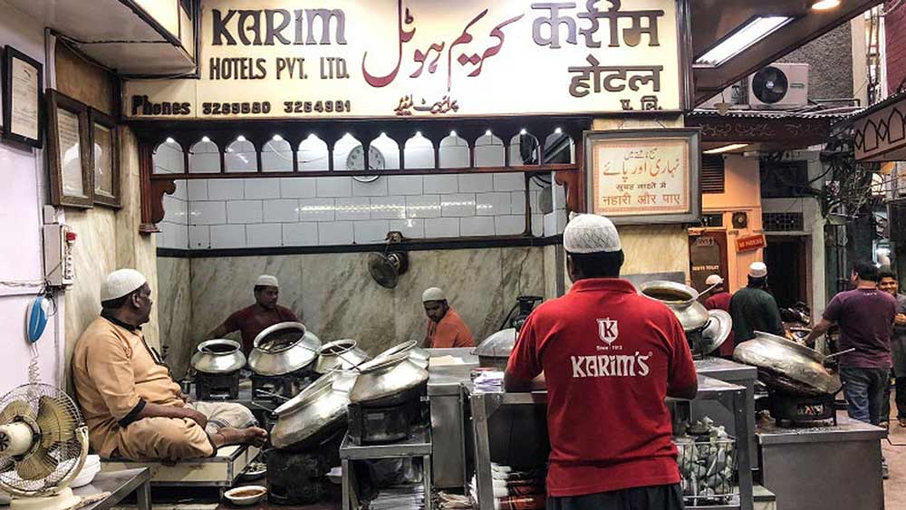 ১৯১১ সালে রাজা পঞ্চম জর্জের রাজ্যাভিষেকের সময় আজিজের এক ছেলে হাজি করিমউদ্দিন অভিনব পরিকল্পনা নিয়ে দিল্লি ফিরে আসেন। দিল্লিতে মুঘল ধাবা খোলেন তিনি। আলু গোস্ত (আলু আর খাসির মাংসের পদ) এবং ডাল এই দুটো পদ বিক্রি করতে শুরু করেছিলেন রুমালি রুটির সঙ্গে। এর দু’বছর পর ১৯১৩ সালে জামা মসজিদের কাছে করিম হোটেল গড়ে তুলেছিলেন।