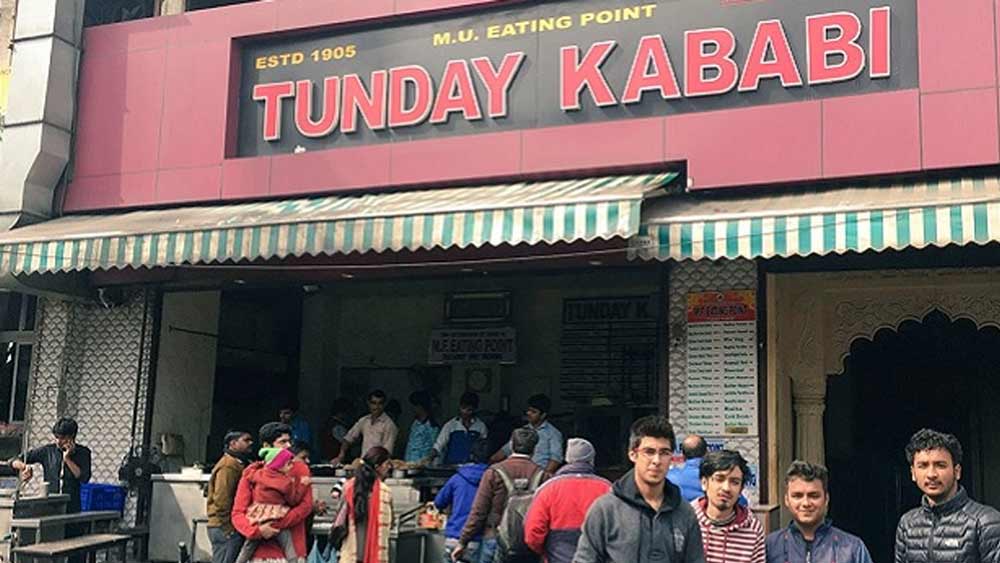 টুন্ডে কেবাবি। লখনউয়ে ১৯০৫ সালে গড়ে উঠেছিল রেস্তোরাঁটি। এর মূল পদ টুন্ডে কে কাবাব। একে বাফেলো মিট গলৌটি কাবাবও বলা হয়। শোনা যায়, অযোধ্যার রাজা ওয়াজিদ আলি শাহের পছন্দের পদ ছিল এটি।