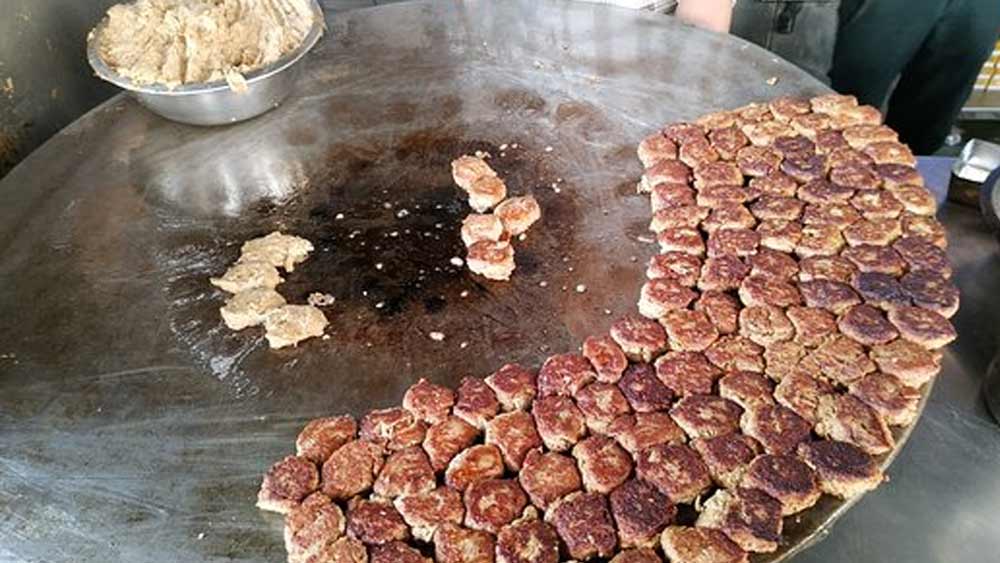 লখনউ শহরে পা রাখলেই গলৌটি কাবারের সুগন্ধ আপনাকে এই রেস্তরাঁয় টেনে নিয়ে যাবে। গোমাংস, দই, গরম মশলা, আদা, রসুন, দারুচিনি, এলাচ, ঘি, শুকনো পুদিনা পাতা, পেঁয়াজ, ভিনিগার, কেশর, গোলাপ জল, লেবু, চিনি-সহ মোট নাকি ১৬০ রকম মশলা দিয়ে তৈরি হয় এই কাবাব।