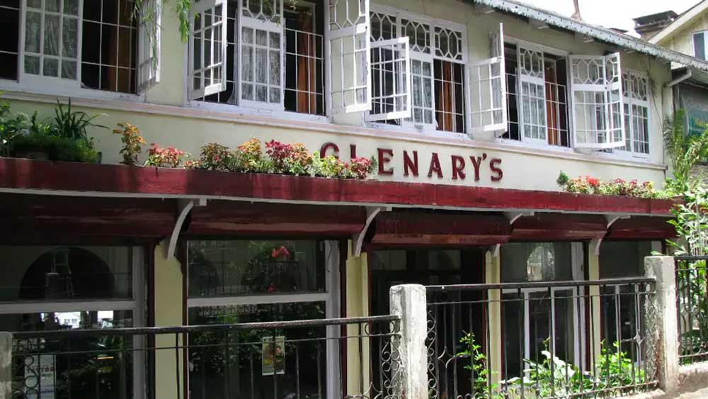 দার্জিলিঙের গ্লেনারি। সেই ব্রিটিশ যুগ থেকেই ব্রেকফাস্টের জন্য জনপ্রিয় রেস্তোরাঁ এটি। দার্জিলিং ম্যাল রোডে অবস্থিত এই রেস্তোরাঁ দার্জিলিঙের ল্যান্ডমার্ক। ভাদো নামে এক ইটালীয় প্রথম এই বেকারি এবং রেস্তরাঁ চালু করেন। এখনও রেস্তরাঁর প্রতিটি কোনায় ব্রিটিশ ছাপ স্পষ্ট।