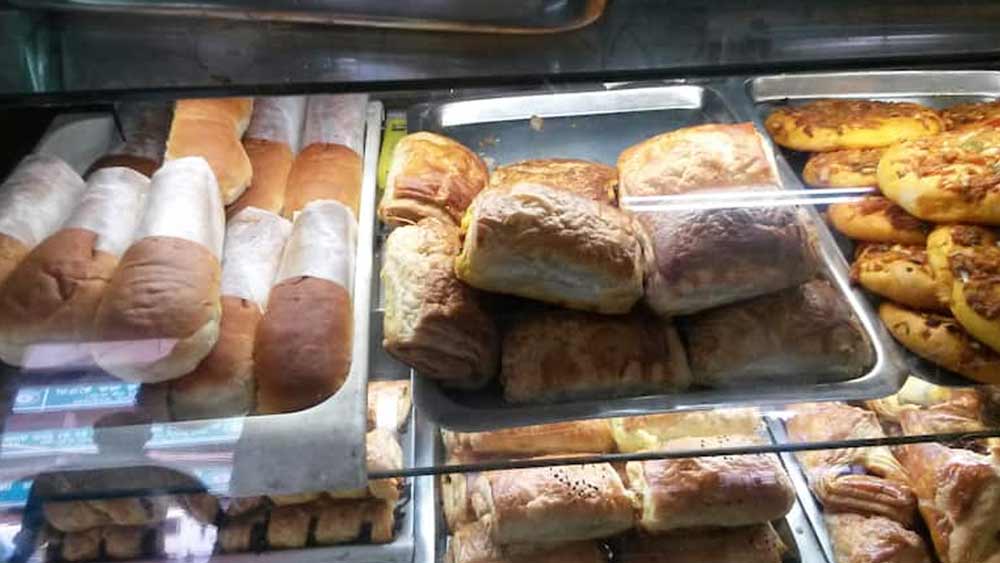 ১৮৮৫ সালে তিন ভাই মিলে চালু করলেন শেখ ব্রাদার’স বেকারি। নয়ের দশকে অসমবাসীর কাছে অত্যন্ত জনপ্রিয় হয়ে ওঠে এই বেকারি। ইতিহাসবিদদের মতে, ১৯০৫ সাল নাগাদ ঘোড়ার গাড়ি করে শেখ ব্রাদার’স-এর বেকারি থেকে নিত্য খাবার যেত শিলং-এ। ১৯৫০ সালে অসমের সার্কিট হাউসে জওহরলাল নেহরু সেখ ব্রাদার’স-এর চিজ স্ট্র খেয়ে মুগ্ধ হয়ে গিয়েছিলেন। অসমের পান বাজারে শেখ গুলামের বংশধরেরা এখন এটি চালাচ্ছেন।