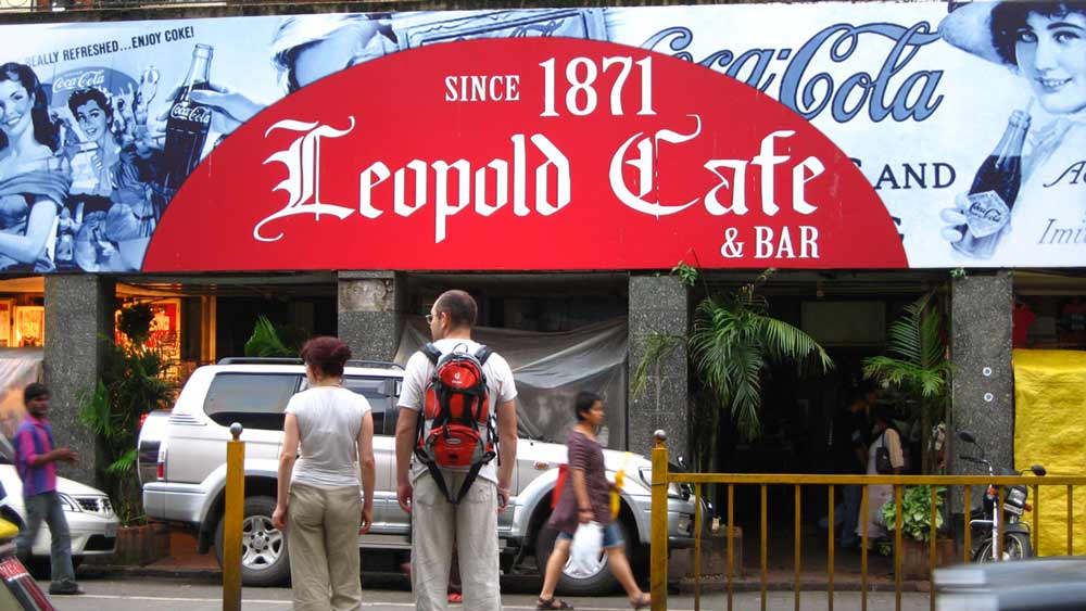 মু্ম্বইয়ের লিওপোল্ড ক্যাফে অ্যান্ড স্টোরস। মুম্বইয়ের কোলাবায় রয়েছে এই ক্যাফে। ১৫০ বছরের পুরনো এই ক্যাফে ২০০৮ সালে মুম্বই হামলার পর প্রবল জনপ্রিয় হয়ে ওঠে। সে দিন এখানেই প্রথম হামলা হয়েছিল। হামলার আগে মূলত বিদেশিরাই এখানে যেতেন। হামলার পর ভারতীয়দের মধ্যেও সেটি জনপ্রিয় হয়। হামলার স্মৃতি হিসাবে কিছু ক্ষতিগ্রস্ত অংশ আজও মেরামত করেননি কর্তৃপক্ষ।