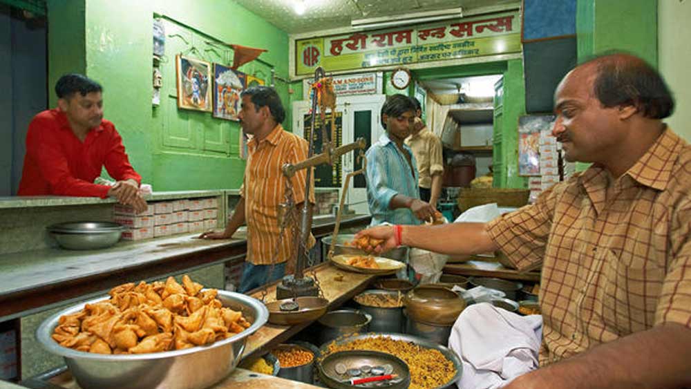 ইলাহাবাদের হরিরাম অ্যান্ড সন্স। ১৮৯০ সালে প্রতিষ্ঠিত হয় এটি। ইলাহাবাদের সবচেয়ে ভাল জলখাবারের ঠিকানা এটিই। সবচেয়ে জনপ্রিয় এর গরম শিঙারা।