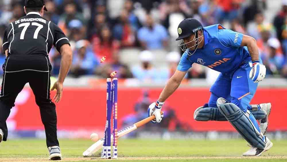 মার্টিন গাপ্টিলের থ্রো কেড়ে নেয় মহেন্দ্র সিংহ ধোনির উইকেট। ১৮ রানে হারতে হয় ভারতকে। আন্তর্জাতিক ক্রিকেটে সেটাই শেষ ম্যাচ ধোনির।