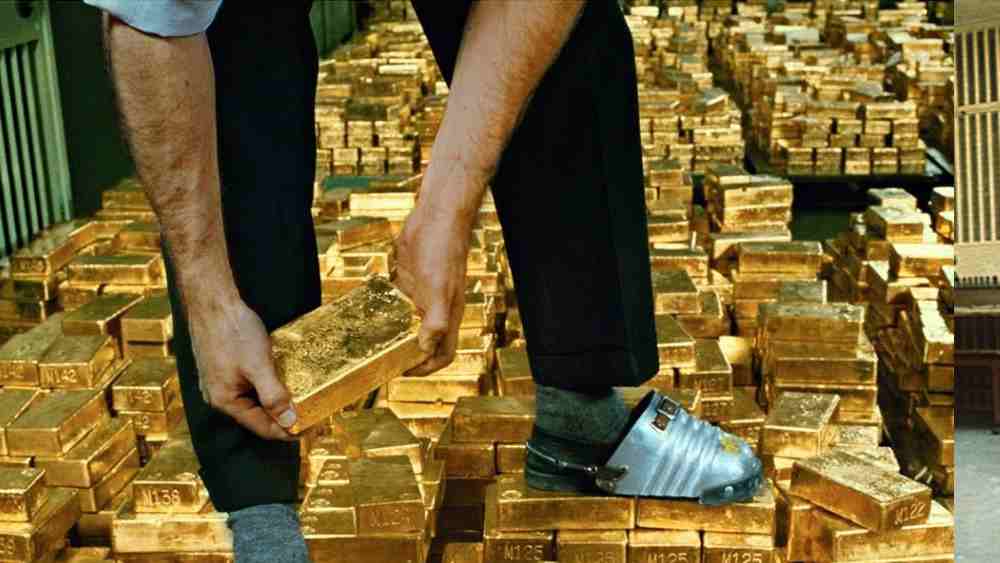 এই সব পেরিয়ে সোনার কাছাকাছি পৌঁছতে মোটামুটি একটা গোটা দিন লেগে যায়। তাই আমানতকারীরা খুব একটা ব্যাঙ্কে আসেন না। এলেও অনেক আগে থেকে তার পরিকল্পনা করতে হয়।