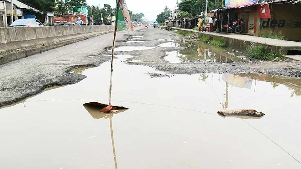 ভগ্নদশা: বাধা পেয়ে এ ভাবেই থমকে আছে কাজ। বৃহস্পতিবার, দত্তপুকুরের শুঁড়িপুকুরে। 