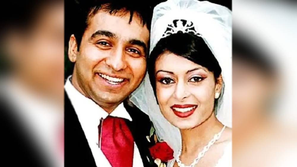 তারকা বনাম সাধারণের লড়াইয়ে তারকারা বরাবরই তালি কুড়িয়ে এসেছেন। দর্শক তারকার প্রতি সহানুভূতি দেখিয়েছেন। তাঁদের জন্য আনন্দ পেয়েছেন। দুঃখও পেয়েছেন। শিল্পা শেট্টি বনাম কবিতা কুন্দ্রার লড়াইটাও ছিল কিছুটা ওই রকমই। হিরে ব্যবসায়ী এবং আইপিএল ক্রিকেট দল রাজস্থান রয়্যালসের মালিক রাজ কুন্দ্রার প্রথম স্ত্রী কবিতা বলেছিলেন শিল্পার মতো এক অসাধারণ তারকাকে চোখের সামনে দেখে মাথা ঘুরে গিয়েছিল রাজের। শিল্পার জন্যই তাঁদের বিয়ে ভেঙেছে। কবিতার এই দাবি সম্প্রতি মিথ্যে বলে জানিয়েছেন রাজ।