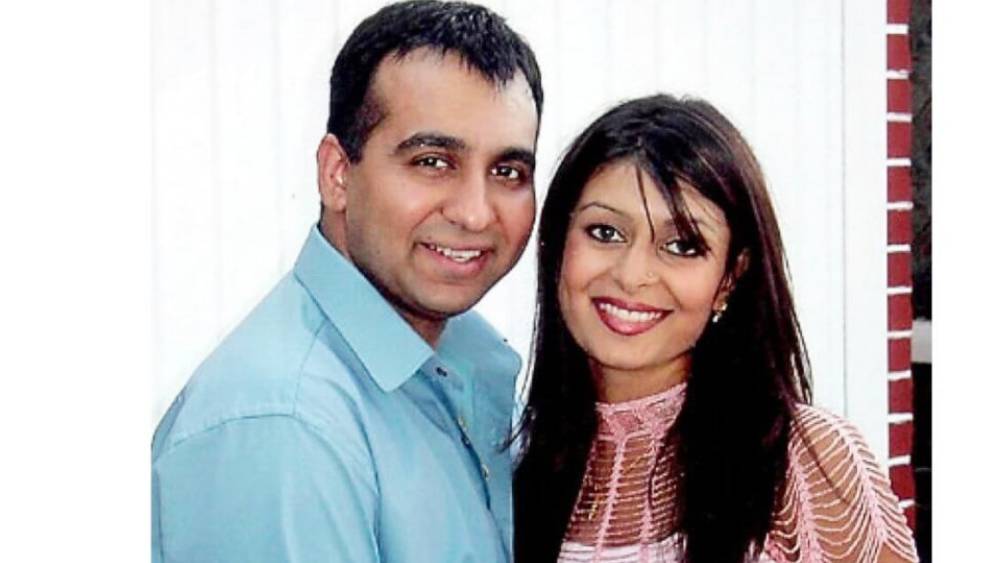 লন্ডনের এক ব্যবসায়ী পরিবারের একমাত্র কন্যা কবিতাকে দেখেই তাঁর প্রেমে পড়ে যান রাজ।