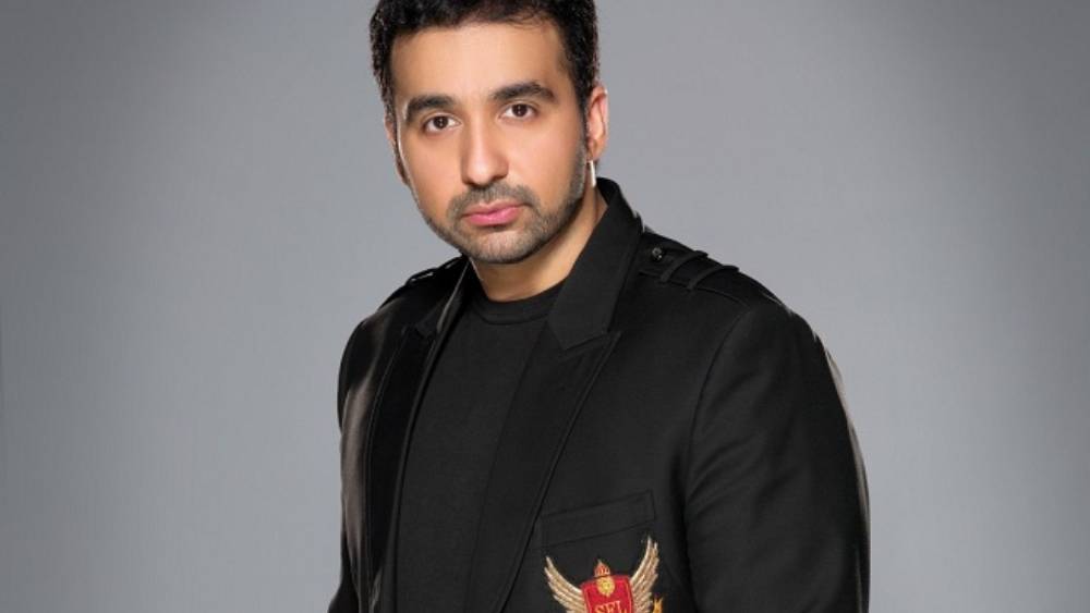 কবিতার বাবা বাল কৃষ্ণণ তখন লন্ডনের অবস্থাপন্ন ব্যবসায়ী। রাজও তখন ব্যবসায়ী হিসাবে নিজেকে আরও বড় জায়গায় নিয়ে যাওয়ার চেষ্টা করছেন।