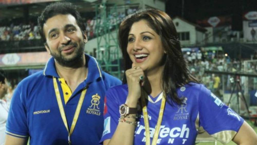 সম্প্রতি কবিতার একটি সাক্ষাৎকার নেটমাধ্যমে ছড়িয়েছে। তাতে তাঁকে বলতে শোনা যায়, ‘‘আমি যখন বাড়ি আর আমার বিয়ে বাঁচানোর চেষ্টা করছিলাম, তখন রাজ শিল্পাকে নিয়ে মেতেছিল। পরষ্পরের কাছে আসতে শুরু করেছিল ওরা। কারণ শিল্পা এক জন তারকা।’’