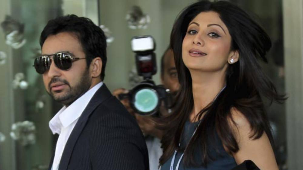 রাজ বলেছেন, ‘‘এত দিন আমি এ বিষয়ে কথা বলিনি, কারণ শিল্পাই চায়নি ব্যাপারটা সামনে আসুক। ও আমাকে বলেছিল, যে যা বলছে বলুক, তুমি উদার হবে না কেন? তাই এত দিন চুপ করে ছিলাম। কিন্তু যে ভাবে কবিতার কথায় শিল্পাকে ভুল বোঝা হচ্ছে, তাতে আর চুপ করে থাকতে পারলাম না।’’