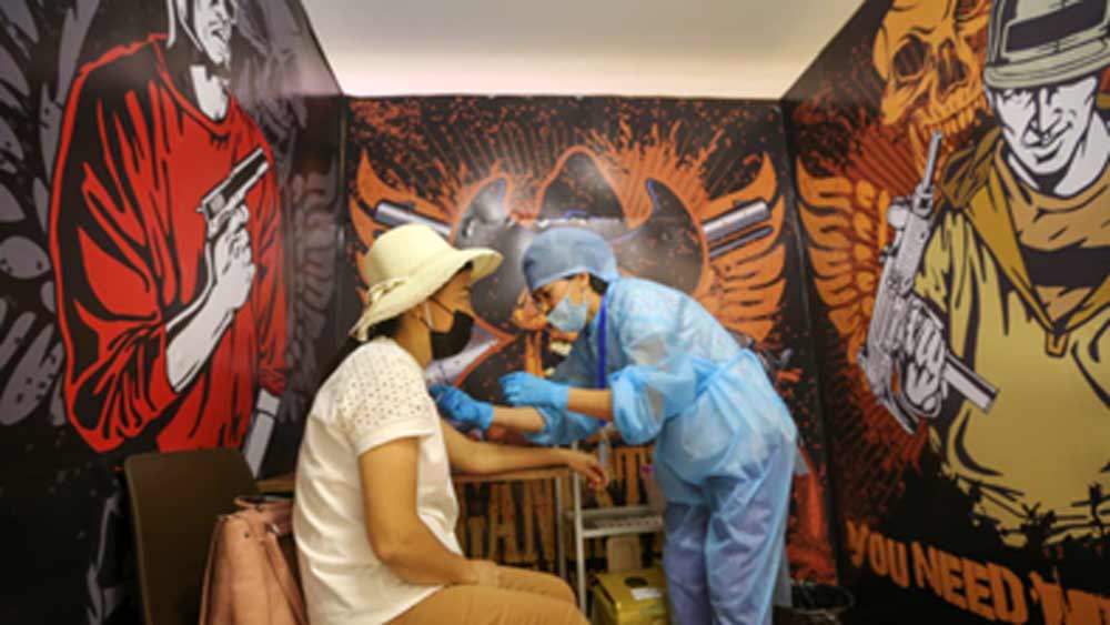 কাজাখস্তানের আলমাটির মেগা পার্ক মলের টিকটক স্টুডিয়োকেই করে ফেলা হয়েছিল টিকাকেন্দ্র। এই দেশ রাশিয়ার স্পুটনিক ভি, চিনের করোনাভ্যাক, হায়াত-ভ্যাক্স এবং দেশীয় কোয়াজভ্যাক প্রতিষেধক দিচ্ছে।