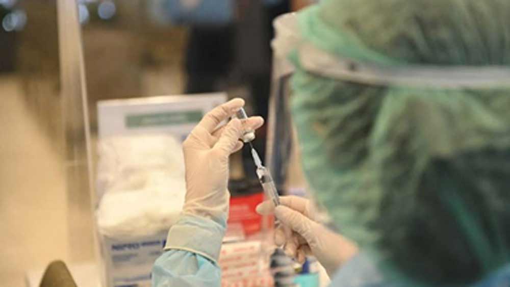 ব্যাঙ্ককের একটি শপিং মলকে করে ফেলা হয়েছিল কোভিড টিকাকেন্দ্র। ব্যাঙ্ককের প্যারাগন শপিং মল-এ অনেককে অ্যাস্ট্রাজেনেকা প্রতিষেধক দেন স্বাস্থ্যকর্মীরা।