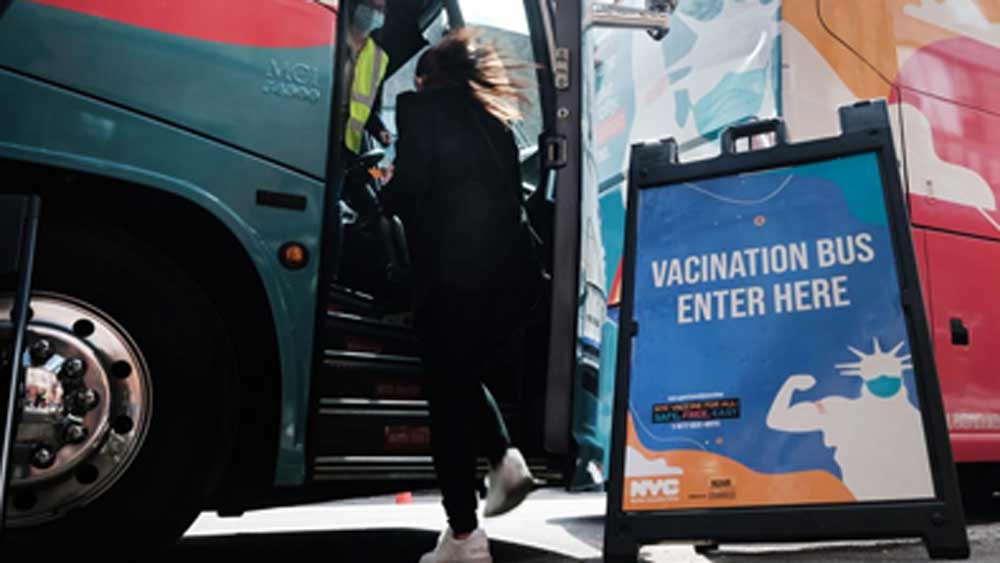 মেক্সিকোয় আবার অফিস ফেরত কর্মচারীদের একটি বাসই হয়ে উঠেছিল টিকাকেন্দ্র। বাসের মধ্যে থাকা কর্মচারীদের মধ্যে যাঁদের প্রতিষেধক নেওয়া হয়নি সকলকেই ফাইজারের টিকা দেওয়া হয়।