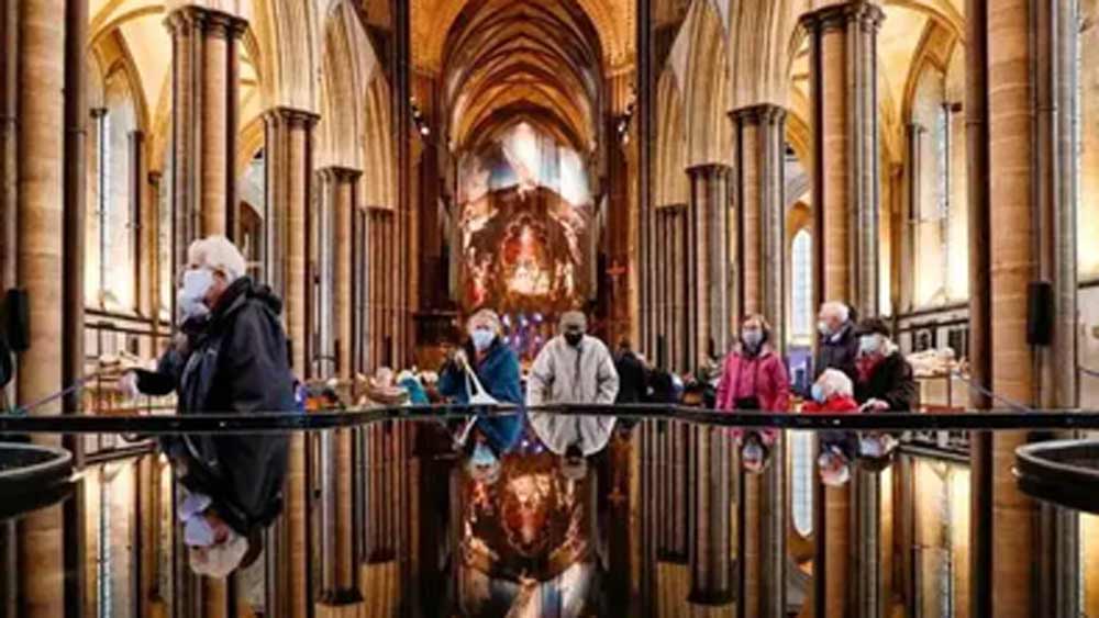 ব্রিটেনে সলিসবেরি গির্জার ভিতরে প্রার্থনা করতে আসা সকলকেই প্রতিষেধক নেওয়ার সুযোগ করে দিয়েছিলেন গির্জা কর্তৃপক্ষ।