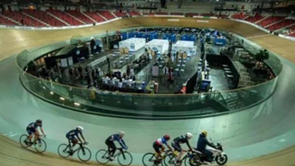 টিকা নিতে যাতে ভয় না পান তাই টিকাকরণের সময় মন অন্য দিকে ঘুরিয়ে রাখার অভিনব বন্দোবস্ত করেছিল প্যারিস। প্যারিসের সেন্ট কেয়োন্টিন এন ওয়াইভেলাইনস-এ একটি সাইক্লিং প্রশিক্ষণ কেন্দ্রকেই টিকাকেন্দ্রে পরিণত করা হয়। চারপাশে সাইক্লিং অনুশীলন দেখতে দেখতেই টিকা নিতে পারবেন।