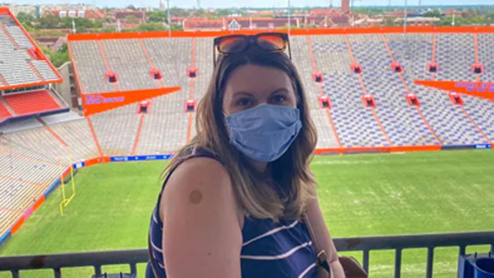 ফ্লোরিডা বিশ্ববিদ্যালয়ের চ্যাম্পিয়নস ক্লাবের বেন হিল গ্রিফিন স্টেডিয়ামেও টিকা নিয়েছেন অনেকে। এই ফুটবল স্টেডিয়ামকেও টিকাকেন্দ্রে পরিণত করা হয়েছিল। এক সময় গ্যালারিতে বসে ফুটবল দেখা দর্শকদের অনেকেই এখানে টিকা নিয়েছেন।