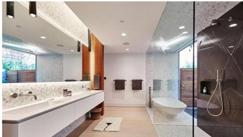 ২০ হাজার বর্গ ফুটের বিশাল বাড়িতে রয়েছে ১১টা স্নানের ঘর। তবে সেগুলি বেশ হালকা সাজেরই। সাদা দেওয়াল, সাদা বেসিন, সাদা বাথটব। আর ছোট্ট ফুল দেওয়া ল্যাম্প। সঙ্গে বিশাল আয়না। লকডাউনে হাত ধোওয়ার ভিডিয়ো দিয়েছিলেন নেটমাধ্যমে। সেখানেই ধরা পড়ে ওই স্নানের ঘরের ছবি।