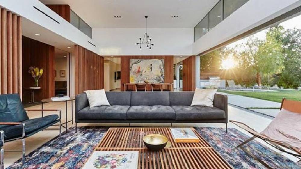 আছে নিজস্ব বার, লাইব্রেরি। তবে প্রিয়ঙ্কা আর নিকের পোশাকের ঘর দু’টি তাক লাগিয়ে দেওয়ার মতো।