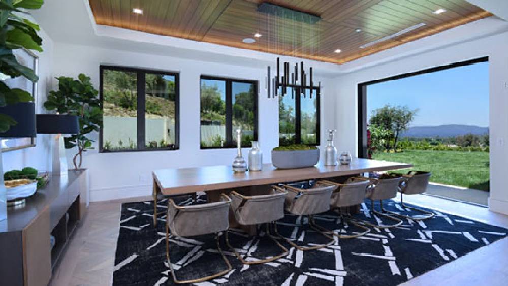 একটি পত্রিকাকে দেওয়া সাক্ষাৎকারে সম্প্রতিই প্রিয়ঙ্কা বলেছেন, তাঁর বাড়িতে সাতটি শোওয়ার ঘর এবং ১১টি  স্নানের ঘর আছে।