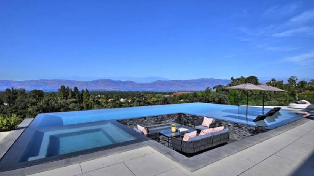 বাড়ির পিছনের সুইমিং পুলটির পাশেও দিনের অনেকটা সময় কাটে প্রিয়ঙ্কার। পুলে শরীর ডুবিয়ে পানীয়ের গ্লাস হাতে লস অ্যাঞ্জেলসকে পিছনে রেখে প্রিয়ঙ্কার অনেক ছবি আছে নেটমাধ্যমে।