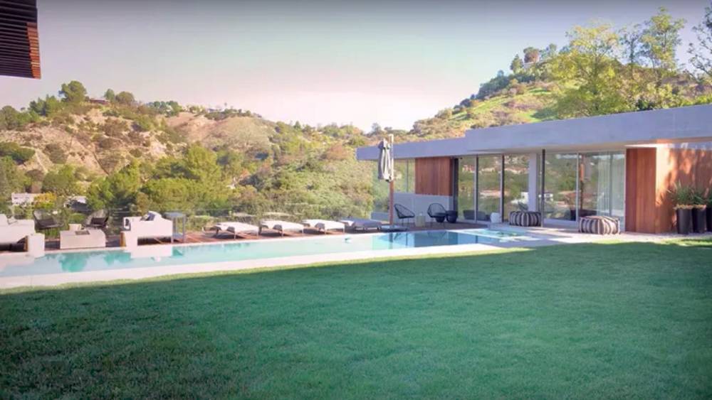 এনসিনোর এই বাড়িটি দিগন্ত রেখা দেখার জন্য আদর্শ। বাড়ির পিছন দিকে সবুজে মোড়া অনেকখানি জায়গা। যেখান থেকে গোটা লস অ্যাঞ্জেলস শহরটাকে দেখা যায়।