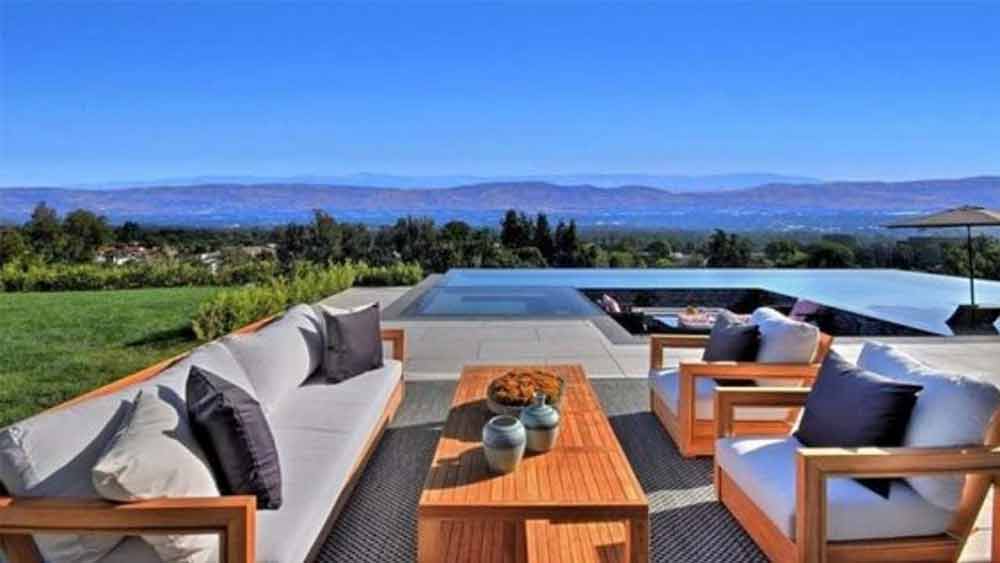 এ ছাড়া বাড়ির পিছনে বাগান লাগোয়া একটি সুইমিং পুলও রয়েছে। নাম ইনফিনিটি পুল। কাছের মানুষের সঙ্গে একান্তে থাকার আদর্শ জায়গা, সন্দেহ নেই। প্রিয়ঙ্কাদের সঙ্গে অবশ্য থাকে তাঁদের আদরের দুই সারমেয়ও— ডায়না এবং জিনো।