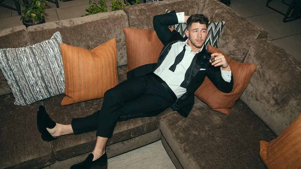 নিকের জন্য আলাদা ঘর তো রয়েইছে। নাম নিকস ডেন। গায়ক নিক এখানে তাঁর গান বাজনা নিয়ে থাকেন। এই ঘরেই রয়েছে বিশাল হোম থিয়েটার। রাতে সিনেমা দেখার ইচ্ছে হলে এখানেই ঘাঁটি গা়ড়েন দু’জনে।