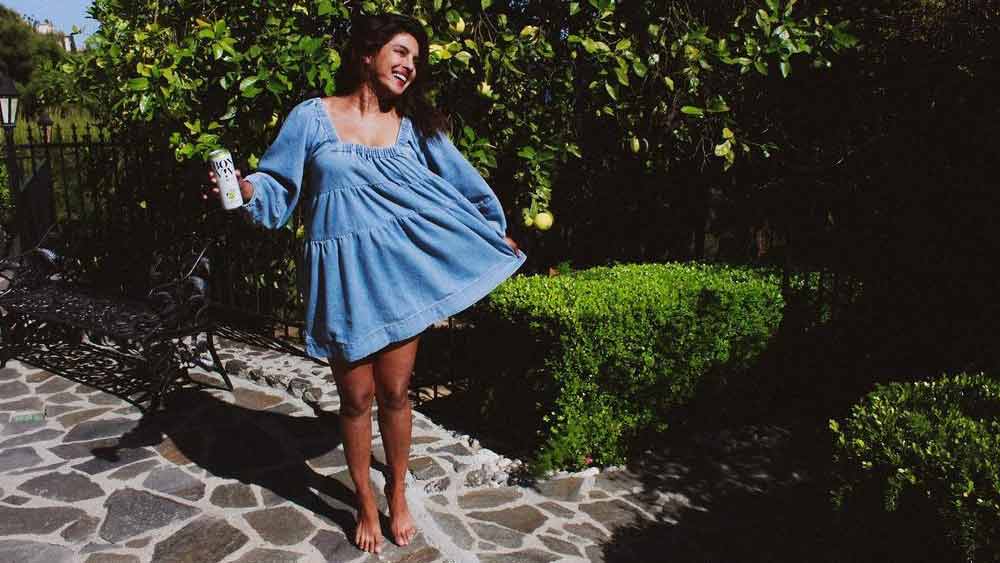 বাড়ি নিয়ে বরাবরই একটু খুঁতখুঁতে প্রিয়ঙ্কা। বাড়ি খুঁজে পাওয়ার মাস কয়েক আগে বলেছিলেন, ‘‘আমার কাছে বাড়ি সেটাই যেখানে আমি আনন্দে থাকব। যেখানে আমার ভালবাসার মানুষ, আমাকে ভালবাসার মানুষ থাকবে। মুম্বই আর নিউ ইয়র্কে আমার বাড়ি আছে। তবে এই শহরগুলো একটু লম্বাটে ধাঁচের। চারপাশে উঁচু বাড়ি। লস অ্যাঞ্জেলসে দিগন্ত দেখা যায়।’’