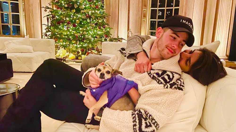 বাড়িতে নিজস্ব জিমও আছে তাঁর। সেই জিমে শারীরিক কসরতের ছবি নিক দিয়েছিলেন ইনস্টাগ্রামে।