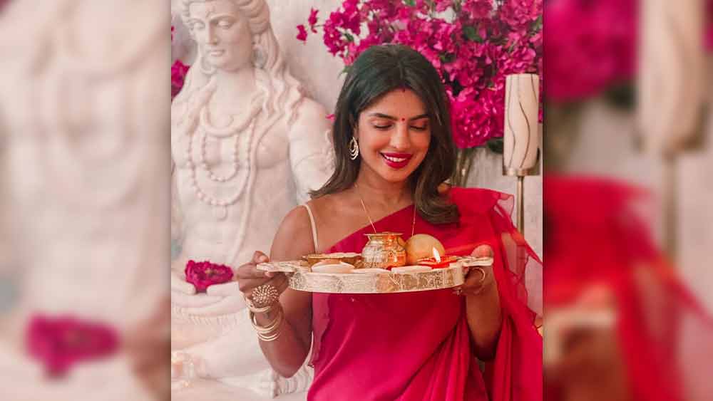 ঠাকুর ঘরও আছে প্রয়ঙ্কার বাড়িতে। করওয়া চৌথে সেই ঠাকুরঘরের ছবি দিয়েছিলেন প্রিয়ঙ্কা। শ্বেতপাথরের বিশাল শিবের মূর্তির সঙ্গে রয়েছে লক্ষ্মী, গণেশের প্রতিমাও।