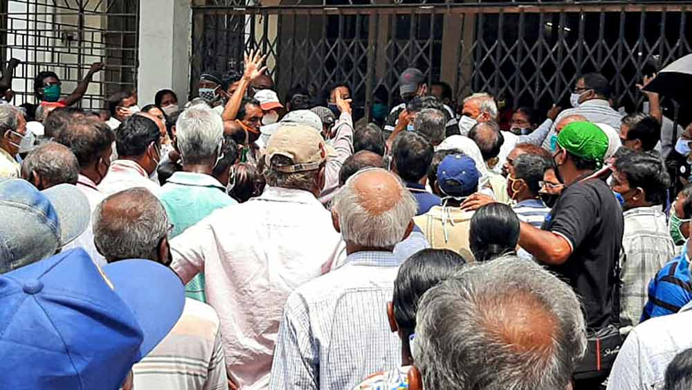 উধাও স্বাস্থ্য-বিধি: দুর্গাপুরের সিধো-কানহো স্টেডিয়ামে। 