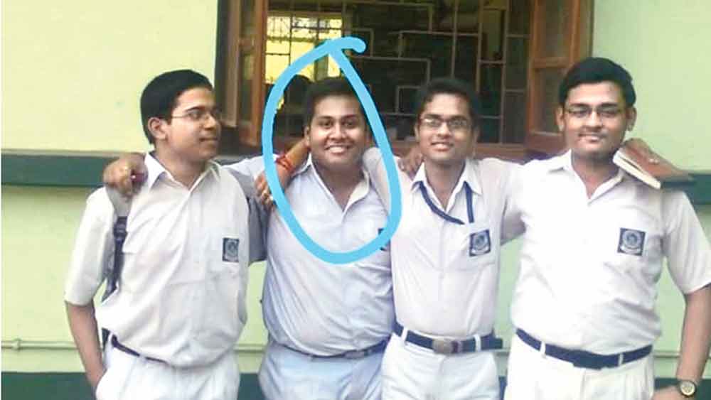 স্কুলে বন্ধুদের সঙ্গে দেবাঞ্জন দেব (চিহ্নিত)। । ছবি: সংগৃহীত