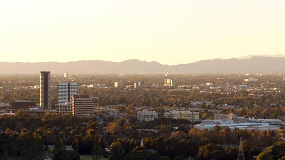 এদের প্রতিদ্বন্দ্বী স্কুল জন বারোঘোস হাই আবার এই তত্ত্ব মানতে নারাজ। বরাবরই এই দুই স্কুলের মধ্যে ‘বি’ নিয়ে ঠান্ডা যুদ্ধ চলে আসছে। প্রতি বছরই অক্ষরের উপর নিজেদের স্বত্ব জাহির করার জন্য ‘বি’ রং করে তারা। যে যার নিজেদের স্কুলের রঙে রাঙিয়ে তোলে ‘বি’।